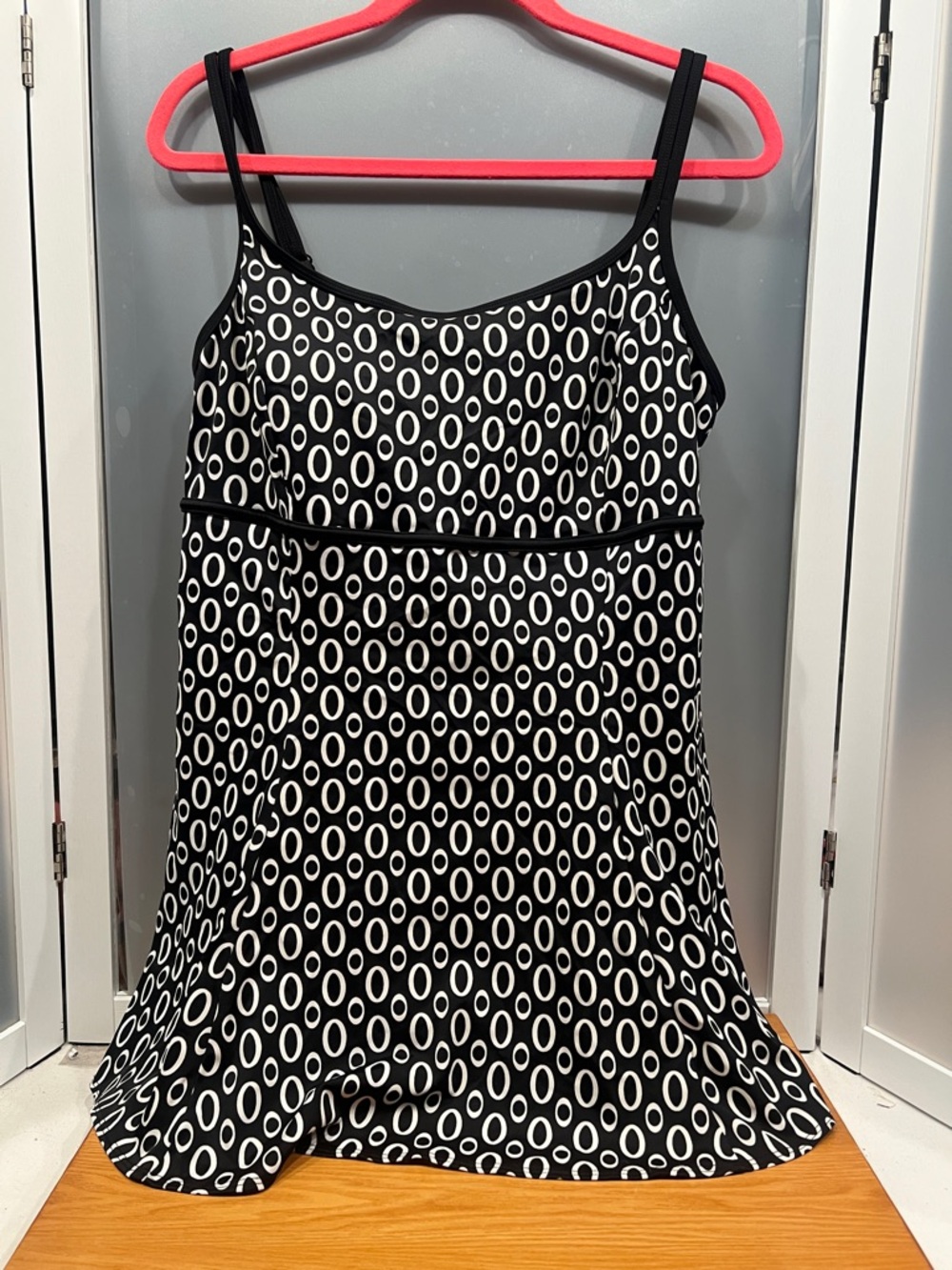 Women’s longitude 1 pc swimsuit sz 16 black & white skirted